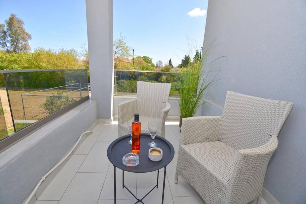 Potamos Deluxe White Apartment ภายนอก รูปภาพ